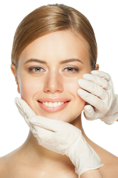 美容師碰觸女人的臉圖片