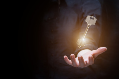 與鍵的女商人圖片