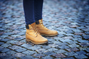 女性黃色靴子的腳圖片