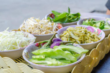 新鮮蔬菜在碗里圖片