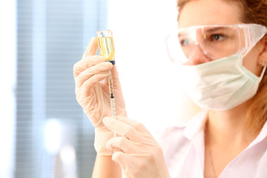 医生与医疗注射器