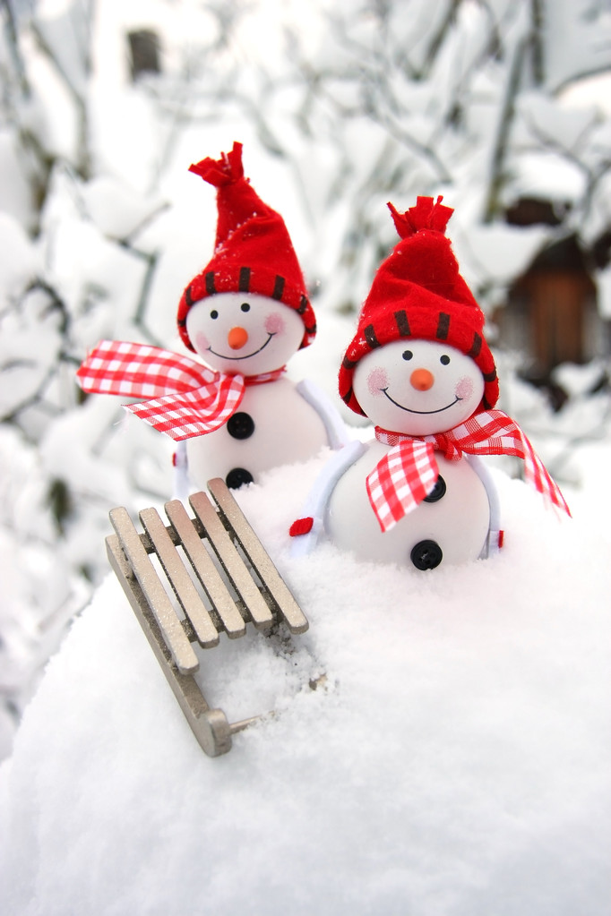在雪中的两个微笑雪人朋友图片 在雪中的两个微笑雪人朋友图片