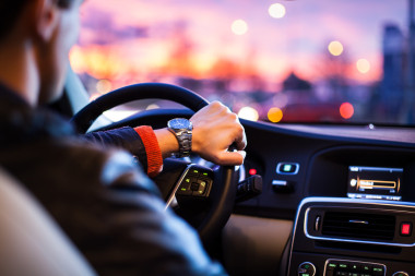 晚上開車他現(xiàn)代的車的人圖片