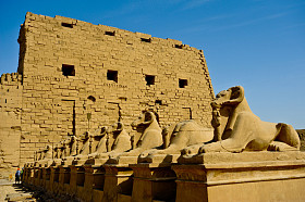 Ram 为首的狮身人面像埃及卡纳克神庙