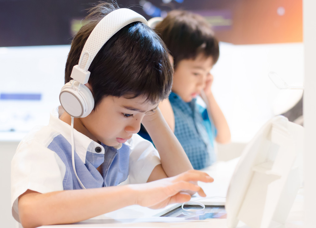 耳机在教室里的小男孩图片 耳机在教室里的小男孩图片