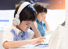 耳机在教室里的小男孩