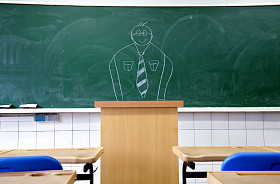 在学校的教室里的黑板上画老师