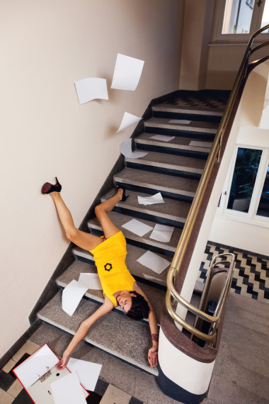 文檔的女人落下樓梯圖片