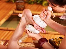 女人得到足部按摩在竹 spa