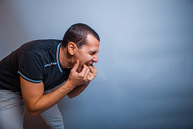 欧洲出现生病的灰色背景的老男人
