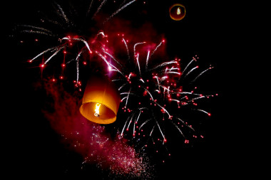 煙火和熱空氣的氣球圖片