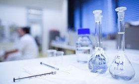 化学实验室(浅景深;重点放在玻璃器皿上