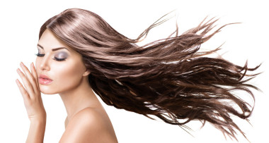 长时间吹头发的女孩图片