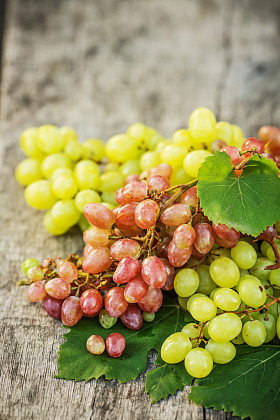 成熟的葡萄，木制的桌子上