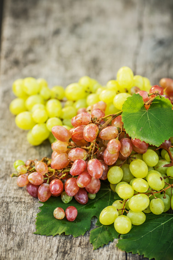 成熟的葡萄，木制的桌子上