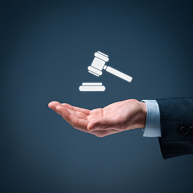 法律由司法槌图片