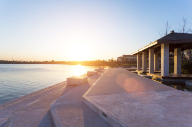 日落的天际线附近度假村湖畔