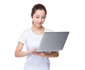 便携式计算机的女人图片