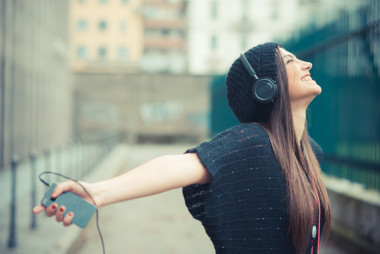 瘋狂的黑發(fā)女人聽音樂圖片