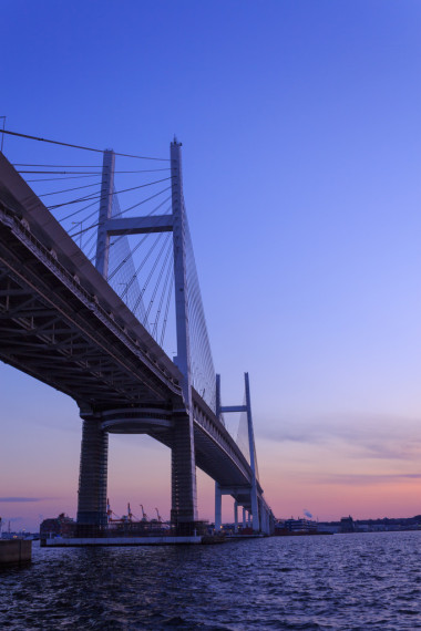 在黃昏的橫濱灣橋