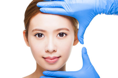 年輕漂亮的女性的臉和醫(yī)療美容概念