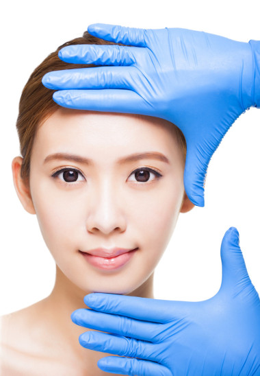 年輕漂亮的女性的臉和醫(yī)療美容概念