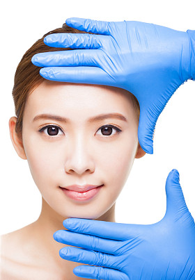 年轻漂亮的女性的脸和医疗美容概念