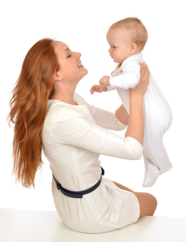 年輕母親，舉行她的武器嬰兒嬰兒小孩的女人