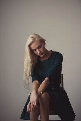 年轻漂亮的金发女孩肖像图片