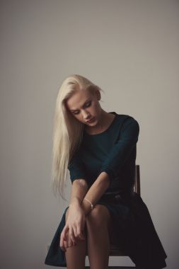 年轻漂亮的金发女孩肖像图片