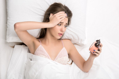 美女躺在床上的時(shí)鐘