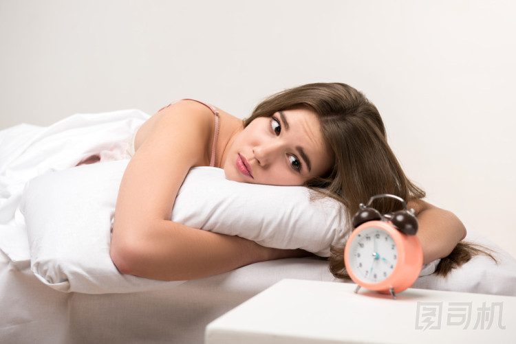 美女躺在床上的時(shí)鐘