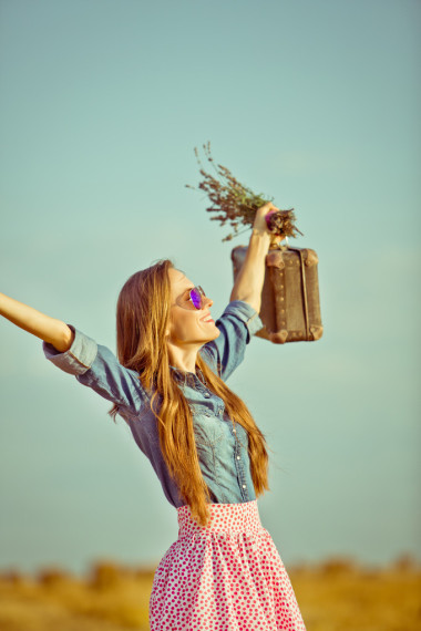 年輕漂亮的女人享受清新自然圖片