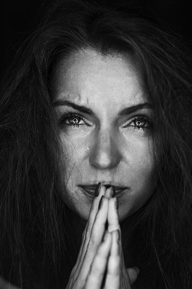 黑色和白色的哭泣和祈祷的女人的画像