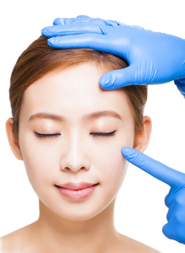 年輕漂亮的女性的臉和醫(yī)療美容概念