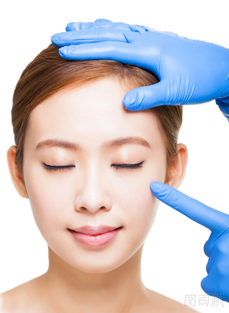 年轻漂亮的女性的脸和医疗美容概念