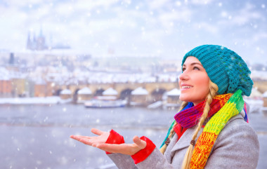 幸福的女人享受降雪