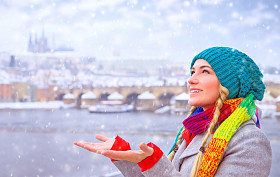 幸福的女人享受降雪