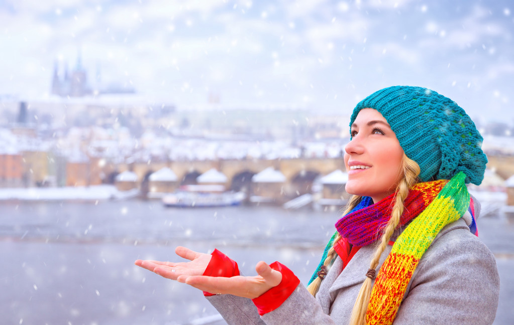 幸福的女人享受降雪 幸福的女人享受降雪