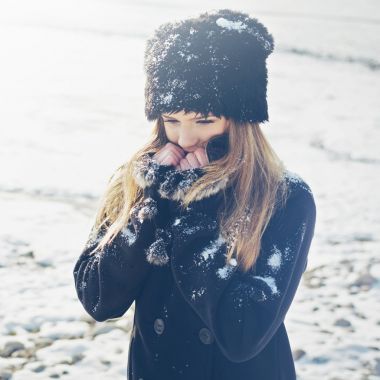 美麗的金發(fā)年輕女子在戶外在冬天