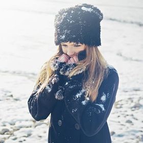 美丽的金发年轻女子在户外在冬天