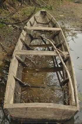 木制的船停泊在岸边。秋季的一天