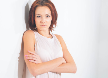 美丽幸福的年轻女人肖像与健康皮肤的微笑的脸