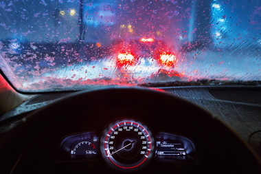 駕著愛(ài)車(chē)在下雪的天氣