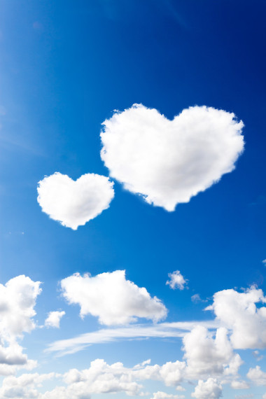 藍(lán)藍(lán)的天空，與心形狀的云圖片