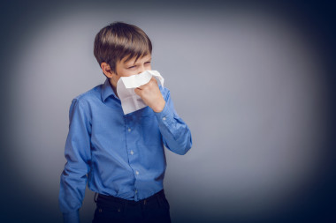 10 年來歐洲出現(xiàn)生病在打噴嚏的少年男孩