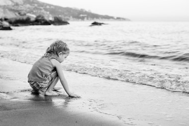 可愛的小女孩，在海灘上玩照片