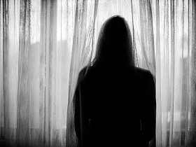 苦恼的女人图片