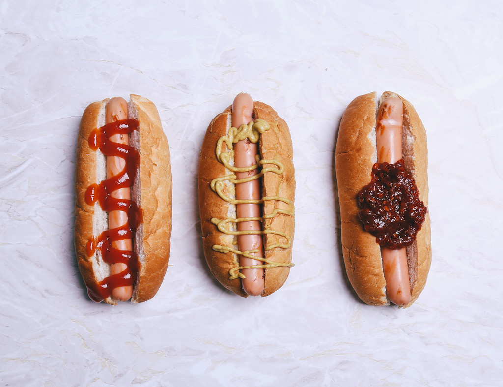 热狗在桌子上图片 热狗在桌子上图片