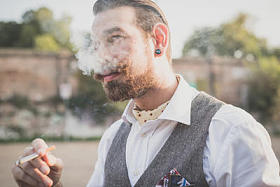 大胡子抽烟的男人图片